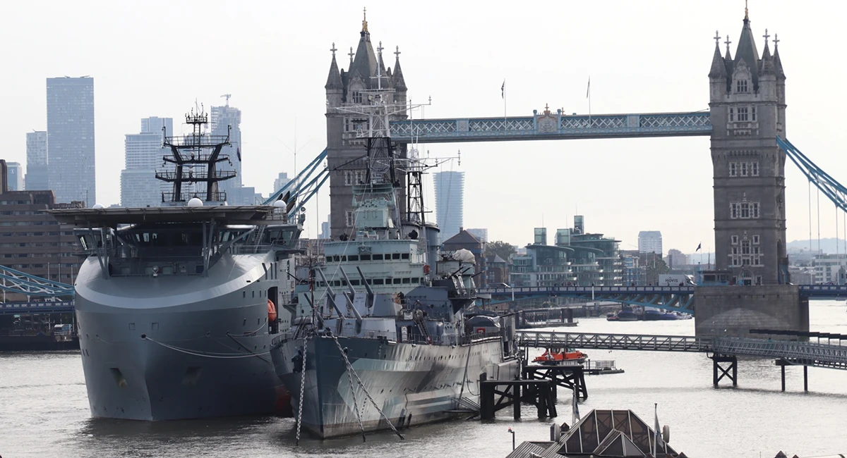Vista del RFA “Proteus” abarloada al HMS “Belfast” en el río Támesis. Foto: Julio Maíz